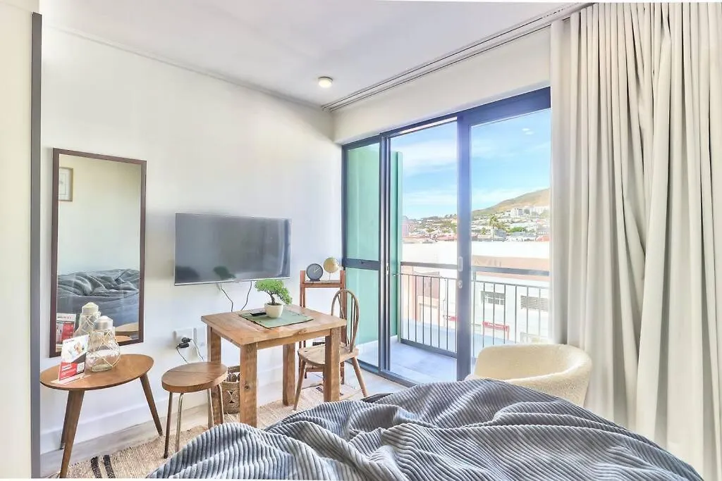 Apartment Eccentric Contemporary Studio In Arty Woodstock Cape Town